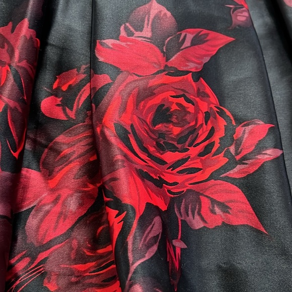 ❤️JS Collections Black & Rose Print Pleated Skirt Size 16 EUC🖤 - Picture 4 of 11